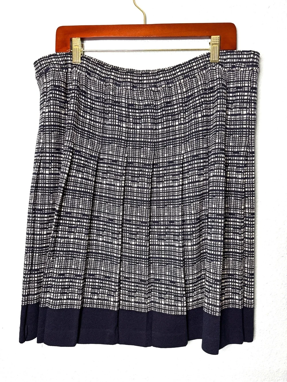 St. John Pleated Knit Skirt Navy Blue & White Geo Plaid 12